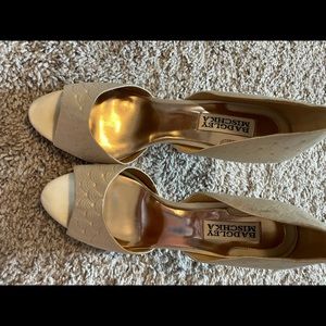 Badgley Mischka champagne colored wedding shoes